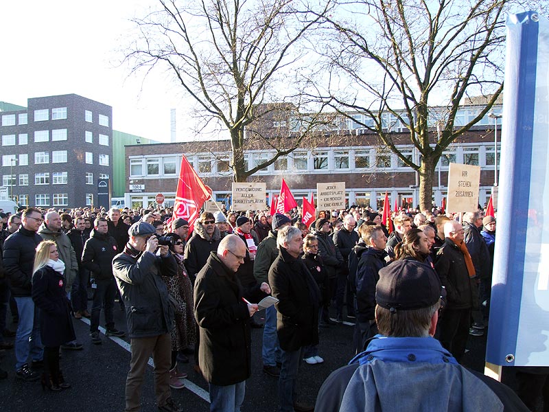 Protestkundgebung am 28.11.2016 bei MAN Diesel & Turbo in Oberhausen am Tor 6. Foto: AvantiO.