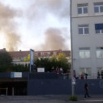 Sinnfrei brennende Müllcontainer nach der gewaltsamen Auflösung der "Welcome to Hell" Demo