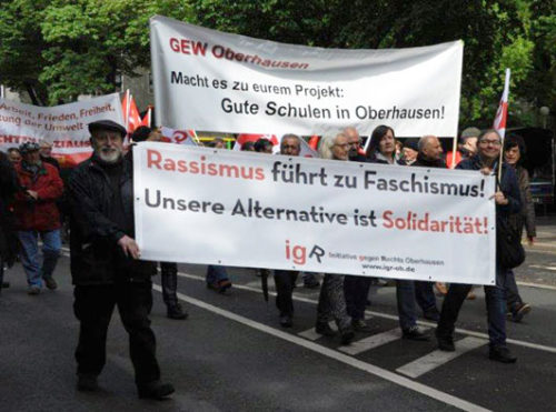 Ein Blick auf den Oberhausener Demonstrationszug. Neben Gewerkschaften haben sich auch Parteien und Initiativen beteiligt. Foto: Andrea-Cora Walther.