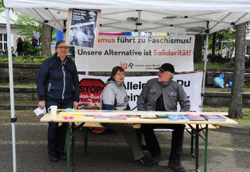 Die Oberhausener Initiative gegen Rechts war eine der gesellschaftlich engagierten Gruppen, die auf dem Ebertplatz mit einem Infostand präsent waren. Foto:Andrea-Cora Walther.