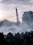 Eiffelturm hinter Tränengasnebel, 16. Februar 2019. Copyright Photothèque Rouge Martin Noda.