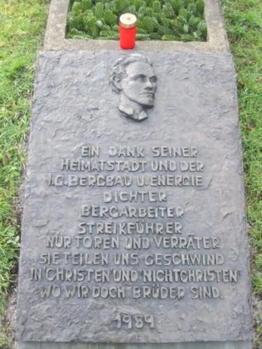 Heinrich Kämpchens Ehrengrab auf dem Friedhof Bochum-Linden. Foto: Maschinenjunge - Eigenes Werk, CC BY-SA 3.0, https://commons.wikimedia.org/w/index.php?curid=30473931.